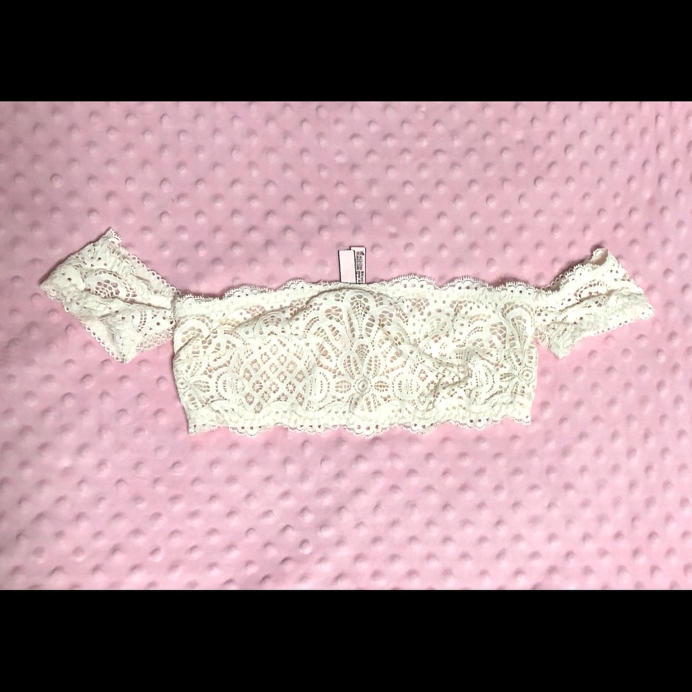 NWT Victoria’s Secret peep shoulder bralette.